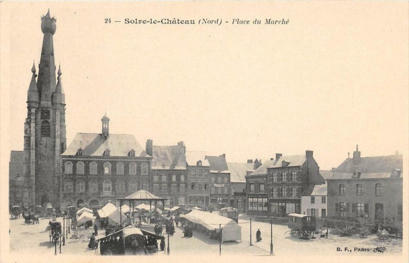 Carte postale ancienne Solre Le Chateau Place De Marche (animée