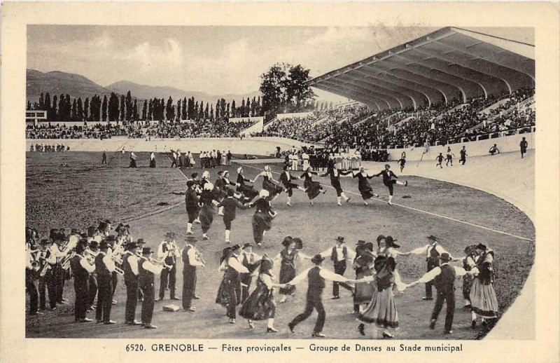Carte postale ancienne Grenoble Fetes Provinciales Groupe De Danses Au Stade Municipal (cpa rare à Grenoble