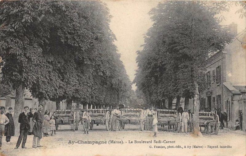 Carte postale ancienne Ay Champagne Le Boulevard Sadi Carnot