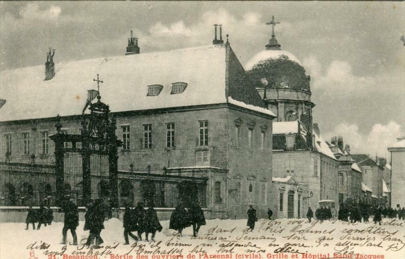 Carte postale ancienne Besancon Sortie Des Ouvriers De L'Arsenal Civils Grille Et Hopital Saint-Jac à Besançon