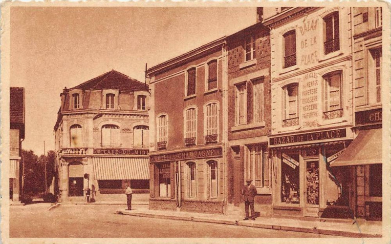 Carte postale ancienne Suippes Place Leon Bourgeois à Suippes