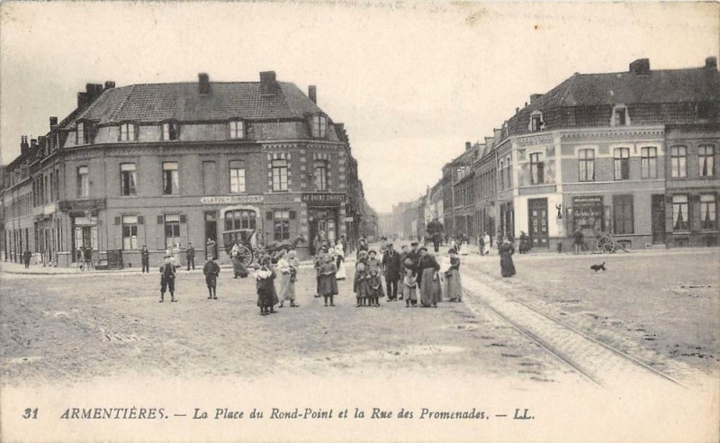 Carte postale ancienne Armentieres La Place Du Rond Point Et Rue Des Promenades à Armentières