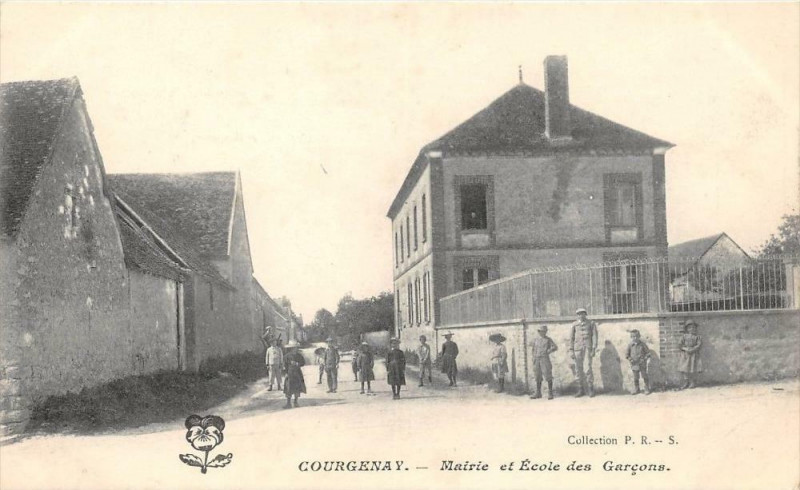 Carte postale ancienne Courgenay Mairie Et Ecole Des Garcons à Courgenay