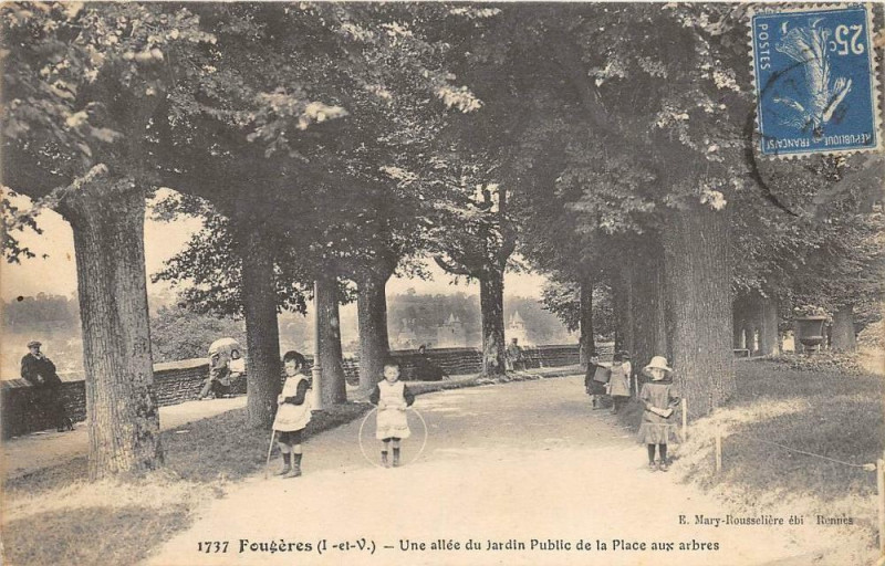 Carte postale ancienne Fougeres Une Allee Du Jardin Public De La Place Aux Herbes à Fougères