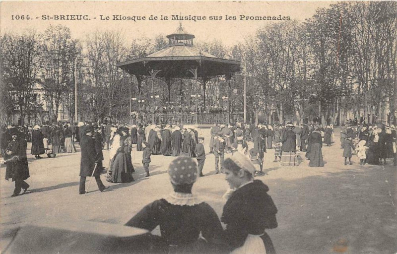 Carte postale ancienne Saint Brieuc Le Kiosque De La Musique Sur Les Promenades  (Grosse Animati à Saint-Brieuc