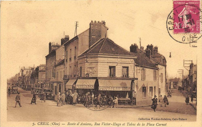 Carte postale ancienne Creil Route D'Amiens Rue Victor Hugo Et Tabac De La Place Carnot à Creil