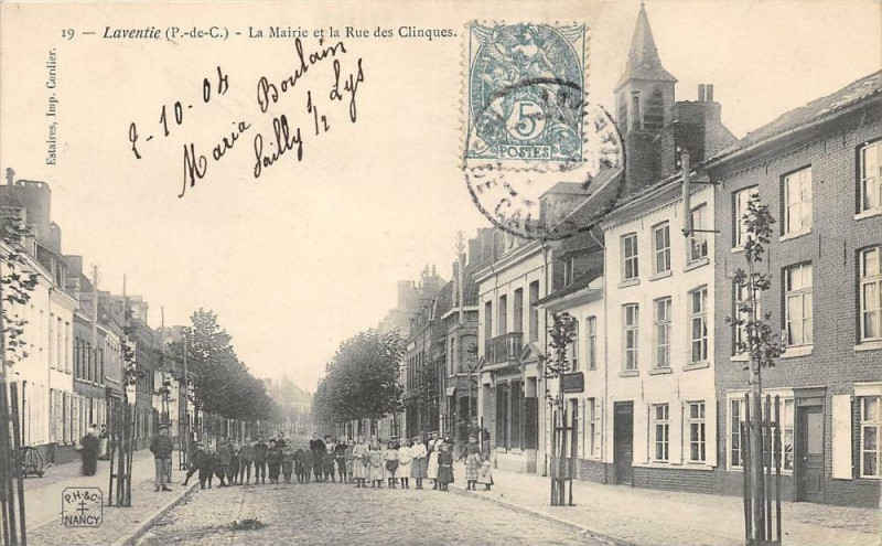 Carte postale ancienne Laventie La Mairie Et La Rue De Clinques (dos non divisé) à Laventie