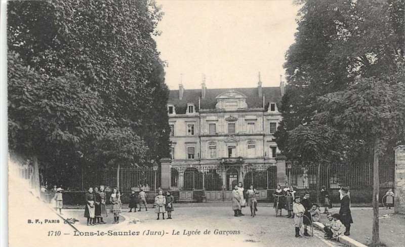 Carte postale ancienne Lons Le Saunier Le Lycee De Garcons à Lons-le-Saunier