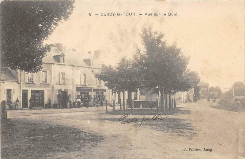 Carte postale ancienne Cercy La Tour Vue Sur Le Quai à Cercy-la-Tour