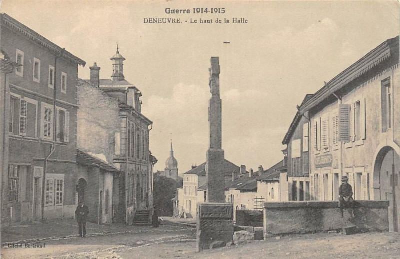 Carte postale ancienne Deneuvre Le Haut De La Halle à Deneuvre