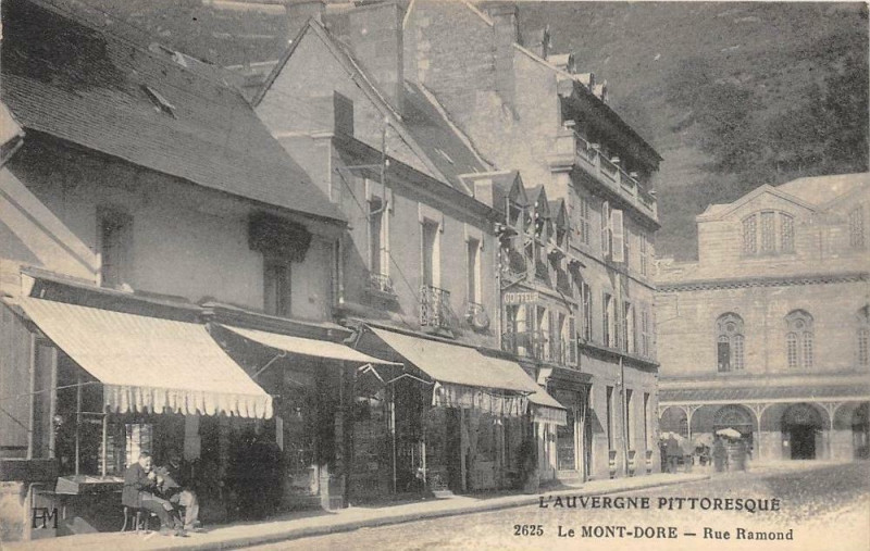 Carte postale ancienne Le Mont Dore Rue Ramond (cliché pas courant à Mont-Dore