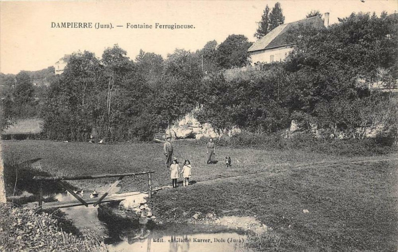 Carte postale ancienne Dampierre Fontaine Ferrugineuse à Dampierre