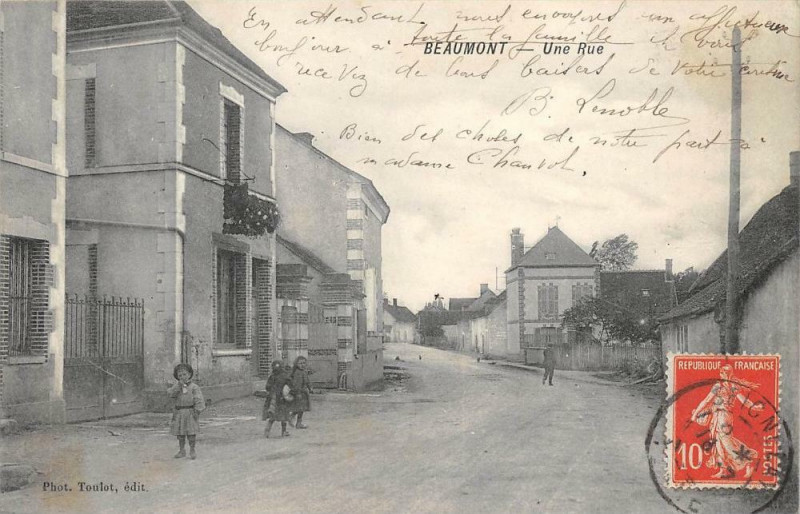 Carte postale ancienne Beaumont Une Rue à Beaumont