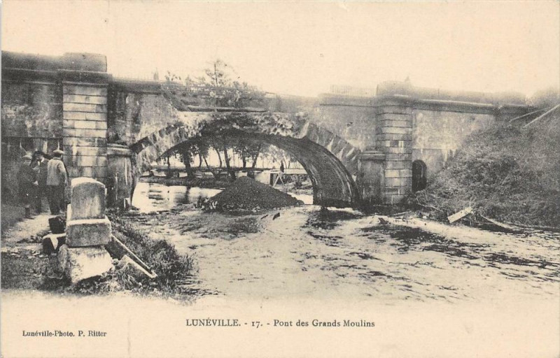 Carte postale ancienne Luneville Pont Des Grands Moulins à Lunéville