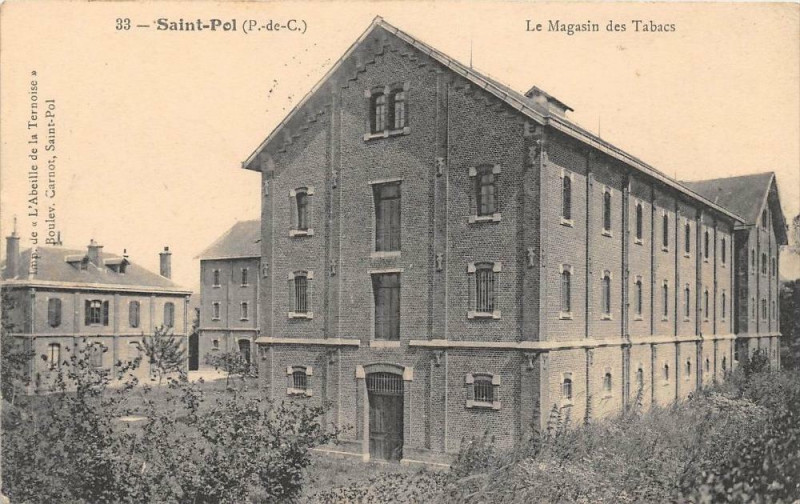 Carte postale ancienne Saint Pol Le Magasin De Tabacs