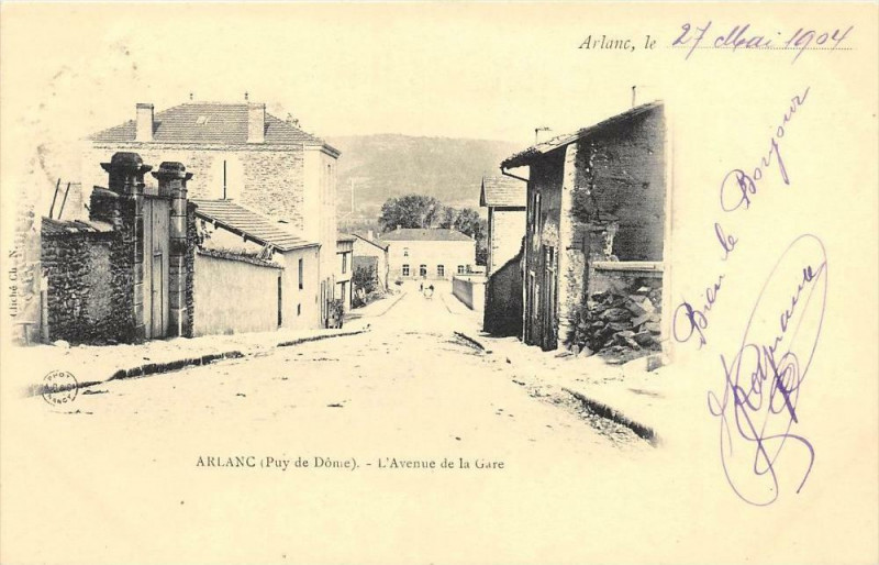 Carte postale ancienne Arlanc L'Avenue De La Gare (dos non divisé) à Arlanc