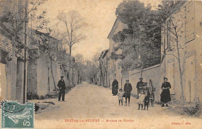 Carte postale ancienne Thezan Les Beziers Avenue De Beziers (aiguiseur de couteaux animation dan à Béziers