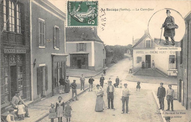 Carte postale ancienne La Bazoge Le Carrefour (cpa animée) à La Bazoge