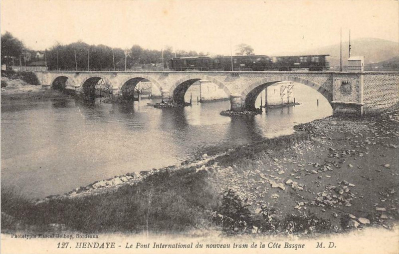 Carte postale ancienne Hendaye Le Pont International Du Nouveau Tram De La Cote Basque à Hendaye