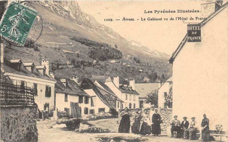 Carte postale ancienne Arrens Le Gabisost Vu De L´HOTEL De France (animée à Ens