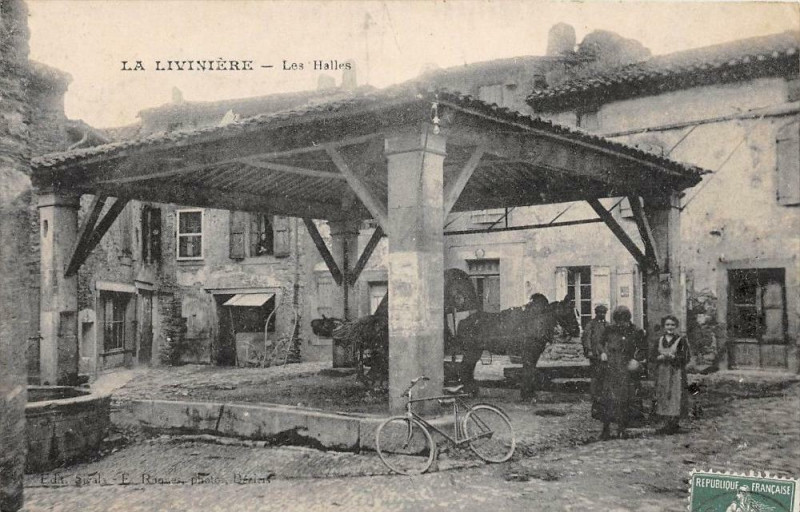Carte postale ancienne La Liviniere Les Halles