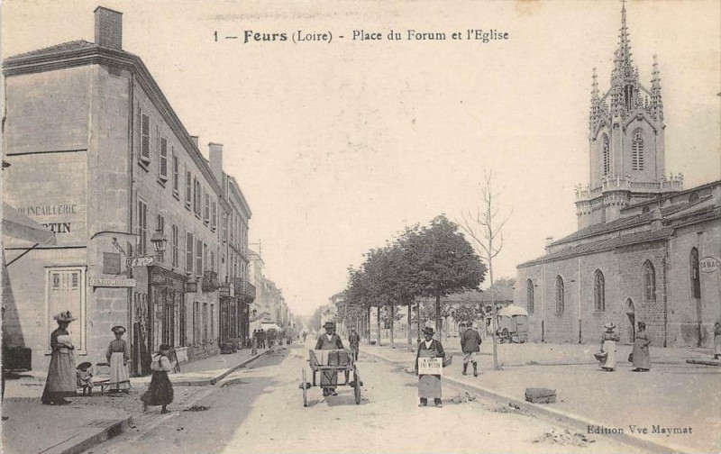 Carte postale ancienne Feurs Place Du Forum Et Eglise ( animation à Feurs