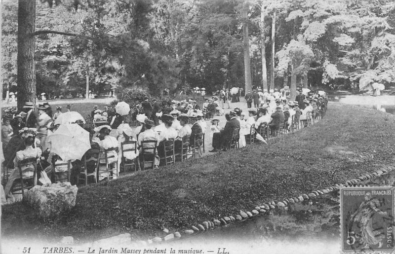 Carte postale ancienne Tarbes Le Jardin Massey Pendant La Musique à Tarbes