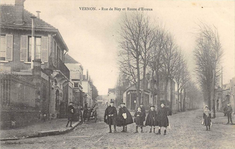 Carte postale ancienne Vernon Rue De Bizy Et Route D'Evreux à Vernon