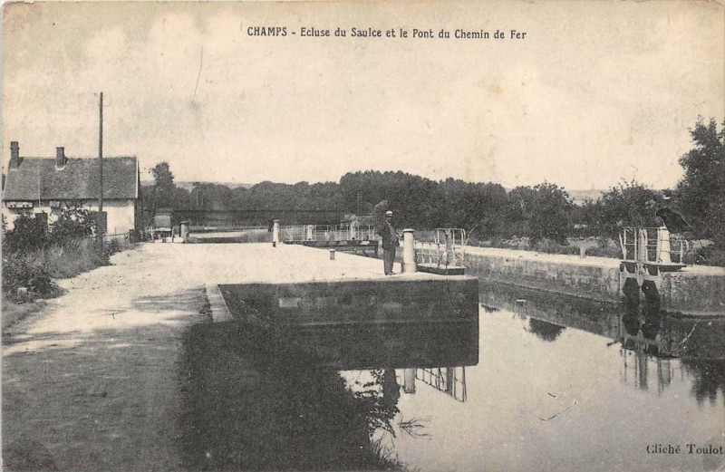 Carte postale ancienne Champs Ecluse Du Saulce Et Le Pont Du Chemin De Fer (cliché pas courant