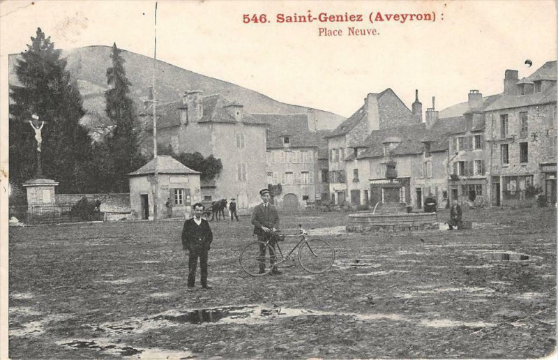 Carte postale ancienne Saint Geniez Place Neuve