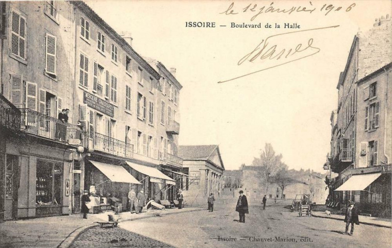 Carte postale ancienne Issoire Boulevard De La Halle à Issoire