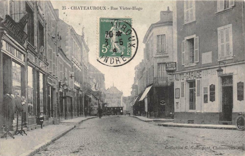 Carte postale ancienne Chateauroux Rue Victor Hugo à Châteauroux