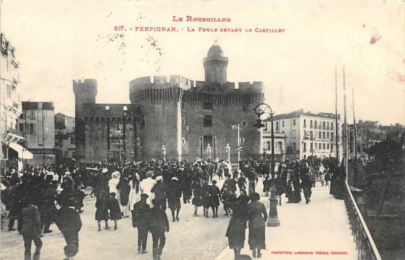 Carte postale ancienne Perpignan La Foule Devant Le Castillet (animation Top à Perpignan