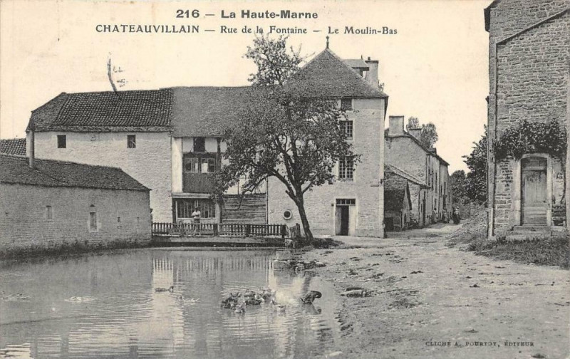Carte postale ancienne Chateauvillain Rue De La Fontaine Le Moulin Bas à Châteauvillain