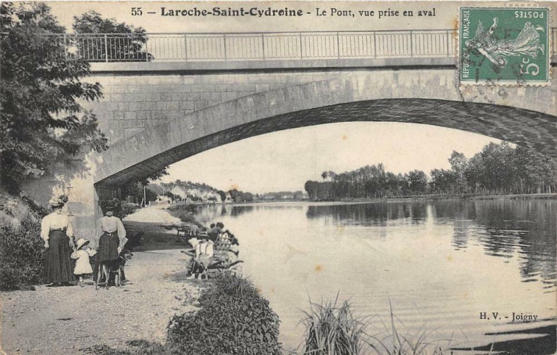 Carte postale ancienne Laroche Saint Cydroine Le Pont Vue Prise En Aval (cliché pas courant à Laroche-Saint-Cydroine