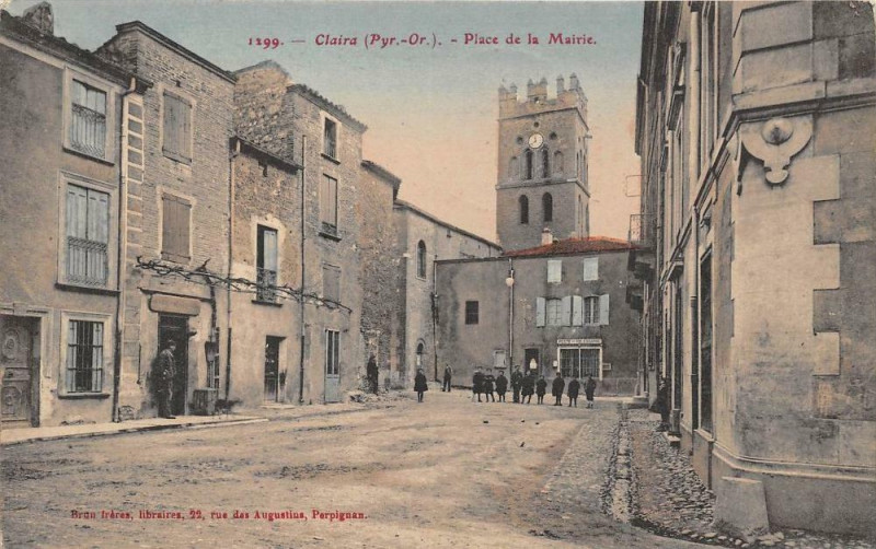 Carte postale ancienne Claira Place De La Mairie (cliché pas courant à Claira