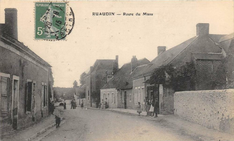Carte postale ancienne Ruaudin Route Du Mans à Ruaudin