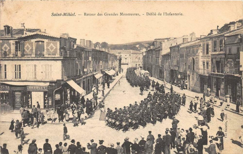 Carte postale ancienne Saint Mihiel Retour Des Grandes Manoeuvres Defile De L'Infanterie à Saint-Mihiel