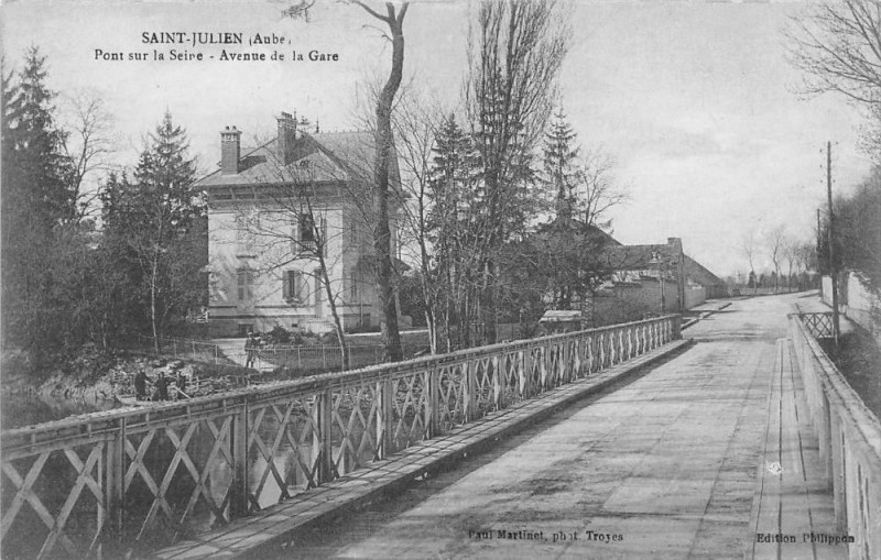 Carte postale ancienne Saint Julien Pont Sur La Seine Avenue De La Gare