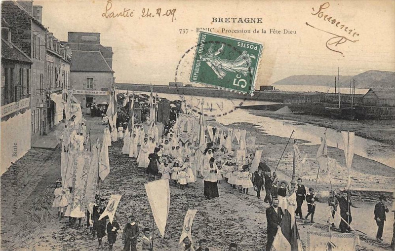 Carte postale ancienne Binic Procession De La Fete Dieu
