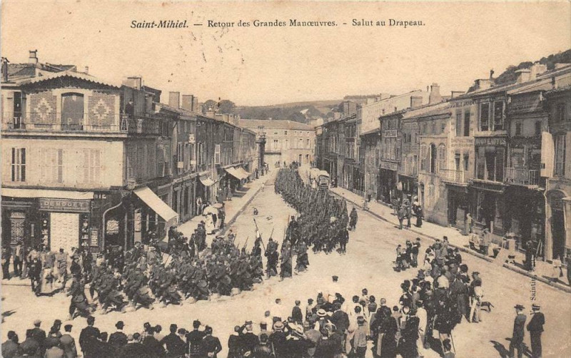 Carte postale ancienne Saint Mihiel Retour Des Grandes Manoeuvres Salut Au Drapeau à Saint-Mihiel