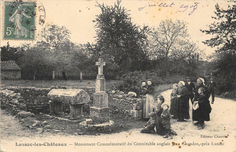 Carte postale ancienne Lussac Les Chateaux Monument Commemoratif (cliché pas courant
