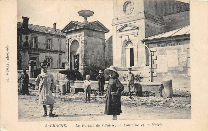 Carte postale ancienne Salmagne Le Portail De L'Eglise La Fontaine Et La Mairie à Salmagne