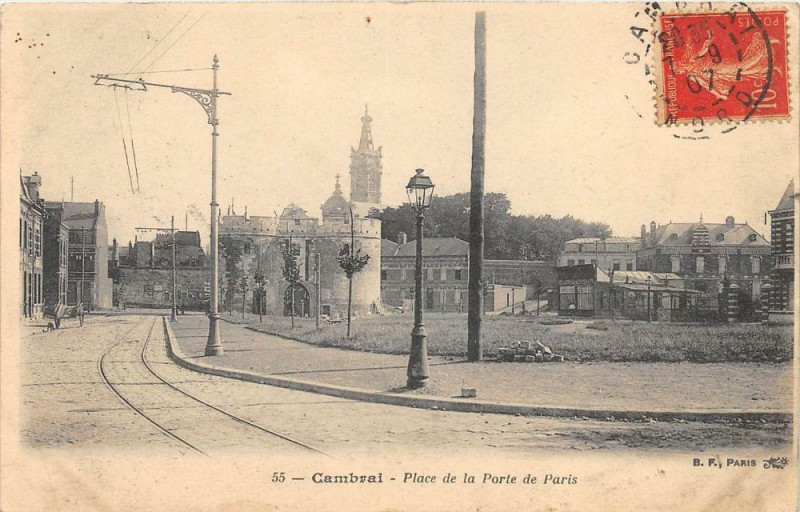 Carte postale ancienne Place de la Porte de Paris à Cambrai