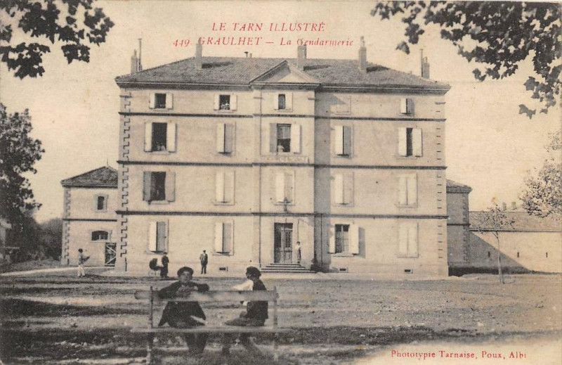 Carte postale ancienne Graulhet La Gendarmerie à Graulhet