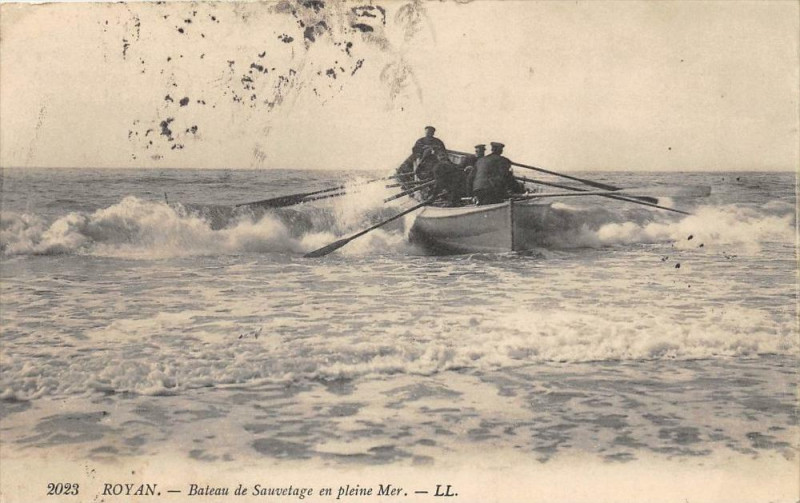 Carte postale ancienne Royan Bateau De Sauvetage En Pleine Mer à Royan