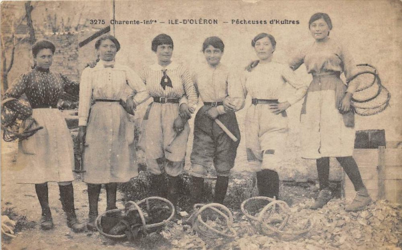 Carte postale ancienne Ile D'Oleron Pecheuses D'Huitres (Gros Plan