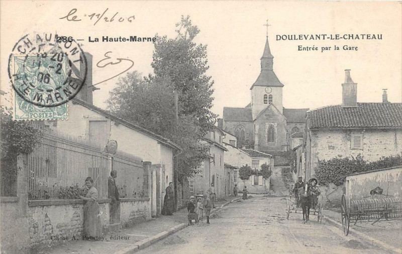 Carte postale ancienne Doulevant Le Chateau Entree Par La Gare
