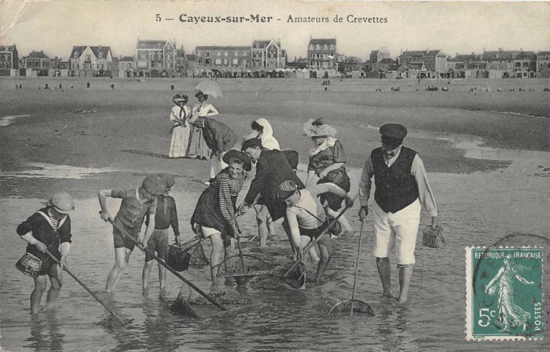 Carte postale ancienne Cayeux Sur Mer Amateurs De Crevettes à Cayeux-sur-Mer