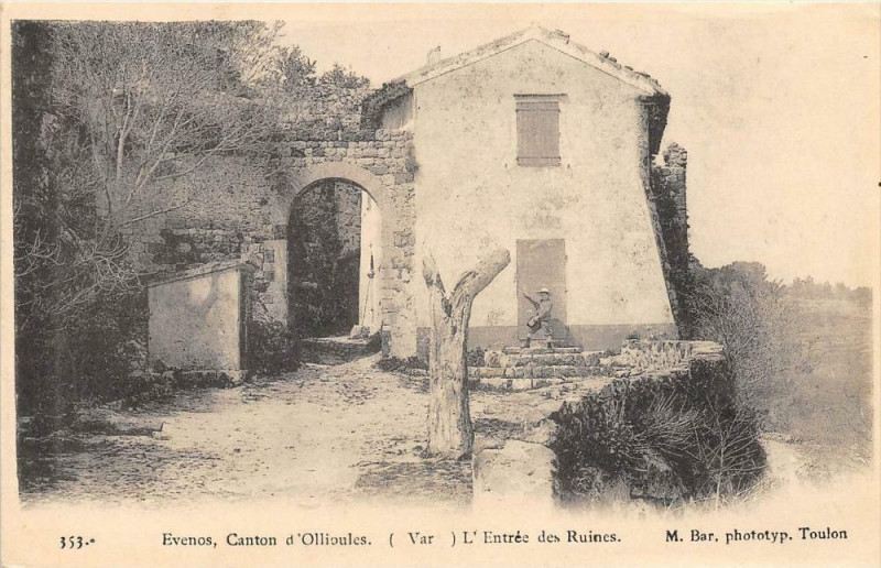 Carte postale ancienne Evenos Canton D'Ollioules L'Entree Des Ruines à Évenos